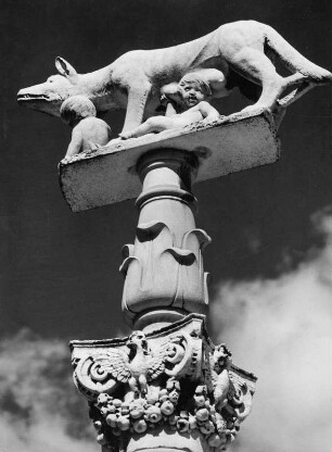 Skulptur der Wölfin mit Romulus und Remus auf einer Säule vor der Kathedrale von Siena