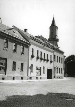 Markneukirchen, Am Rathaus 4/6. Wohnhäuser. Ansicht mit Turm der Stadtkirche Sankt Nikolai