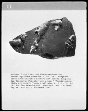 Fragmente eines arretinisches Gefäßes mit Darstellung des Isiskultes (Terra Sigillata)