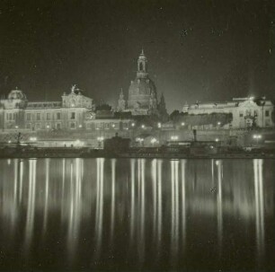 Dresden, Blick über die Elbe zur Frauenkirche, Nachtaufnahme : Dresden, Blick vom Neustädter Elbufer über die Elbe zur Frauenkirche, Nachtaufnahme