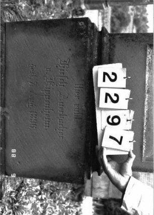Grabstein 2297 (Index: 100097430) Maße HxBxT: 205x56x22 cm: Grabstein 2297 (Detailaufnahme 2)