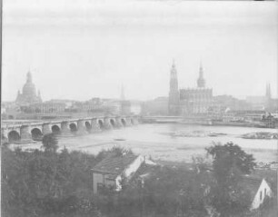 Dresden-Altstadt. Blick vom Neustädter Elbufer über die Augustusbrücke. Fotografie auf Karton montiert.