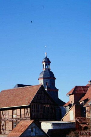 links Hinterseite der alten Schule, daneben Kirchturm