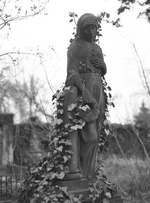 Grabmal der Familien Günther und Keller : Grabmal der Familien Günther und Keller. Sandstein (um 1918). Dresden-Kaditz, Mittlerer Friedhof (sogenannter Franzosenfriedhof)