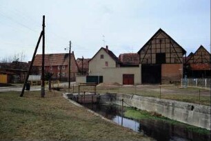 Staubecken im Dorf; Gebäude