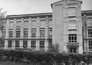 Affalter (Lößnitz-Affalter), Obere Hauptstraße 33. Fabrikgebäude (ehem. VEB Meßgerätewerk Zwönitz, vorm. Schuhfabrik Trommler, um 1900). Straßenfront (nördlicher Teil mit Vorbau)