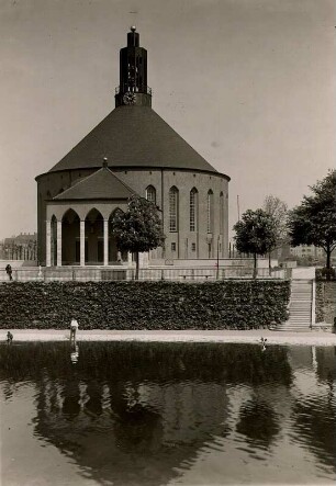 Berlin-Tempelhof. Siedlung Neutempelhof. Hier die evangelische Kirche auf dem Tempelhofer Feld