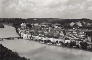 Wasserburg am Inn. Stadtansicht mit Jacobskirche und Frauenkirche. Blick über den Inn mit Brücke nach NW
