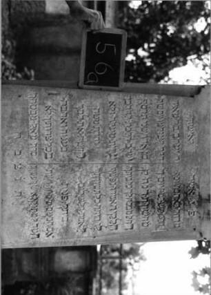 Grabstein 56 (Index: 100089309) Maße HxBxT: 232x89x42 cm Besonderheit: kulturhistorisch wertvoll / künstl.-formale Gründe (Inschrift); - Doppelgrab: Grabstein 56A
