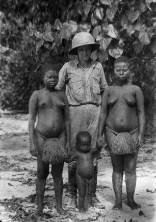 Enjo von Eickstedt mit Frauen und Kind (Deutsche Indien-Expedition 1926/1929 - 4. Andamanen)