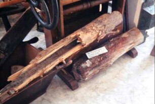 Heimatmuseum: alte Wasserleitungsstücke aus Baumstämmen