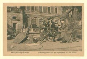 Revolutionstage in Berlin. Maschinengewehrwache am Begasbrunnen vor dem Schloss