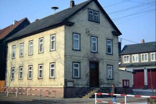 ehemalige Schule, weißgestrichene Schieferverkleidung
