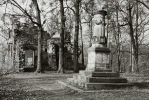 Denkmal der Empfindsamkeit : Künstliche Ruine (1785; J. G. Schade) und Denkmal der Empfindsamkeit (1780/1783) im Friedrichsgrund