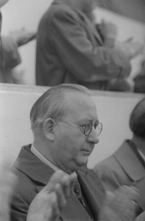 Internationale Friedenskundgebung der Fédération Internationale des Anciens Prisonniers Politiques (FIAPP) und der Vereinigung der Verfolgten des Naziregimes (VVN) : Carl Moltmann (?)