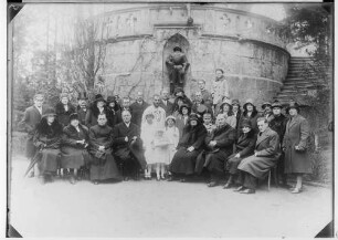 Primizfeier Eisele in Sigmaringen 1931; Gruppenbild vor dem Treppenaufgang zum Schloß; im Mittelpunkt Neupriester Eisele, davor Primizbräutchen