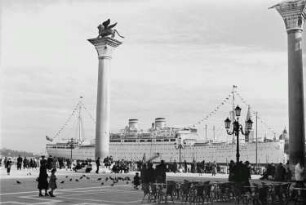 Reisefotos Italien. Venedig. Säule mit Markuslöwen (Colonne di Marco) auf dem Piazetta. Im Hintergrund das Passagierschiff "Milwaukee"