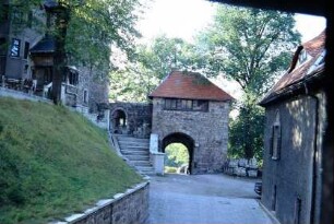 Schloss: Innenhofdetail mit Eingangstor und Treppe