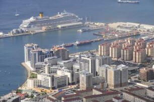 City und Hafen : Blick vom Felsen auf die Bürohochhäuser der City und auf das Hafenbecken. Aufgenommen am 14. Oktober 2009 in Gibraltar