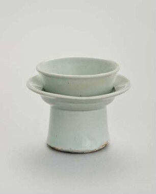 Porzellanschale auf Sockeluntersatz, "Baek ja tak jan" 백자탁잔(잔과탁)