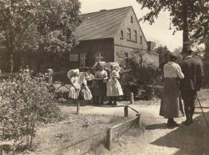 Spreewald. Wendische Mädchen in Tracht