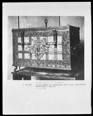 Kleine Truhe mit Wappen als Schlüsselschild