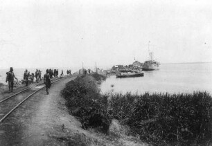Port Florence am Victoria-Nyassa Landungssteg, mit dem Dampfer "Clement Hill"