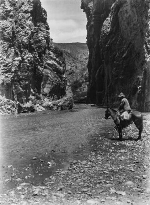Reiter vor einer Schlucht (Bolivienreisen Schmieder 1924-1925)