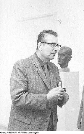 Paul Michaelis, Kunstmaler und Hochschullehrer in Dresden, während seiner Arbeit und im Gespräch mit dem Generaldirektor der Dresdner Museen, Max Seydewitz, 1962
