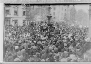 Fasnacht Sigmaringen; Bräuteln beim Rathausbrunnen