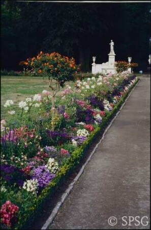 Potsdam, Park Sanssouci, Rabatten mit kunstvoller Bepflanzung.