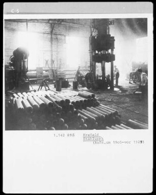 Arbeiter in einem Stahlwerk in Krefeld