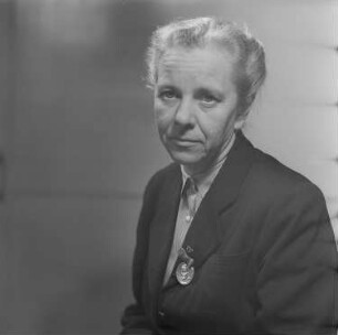 Porträt der Schauspielerin Mathilde Danegger, Trägerin der Klara Zetkin-Medaille : Porträt von Mathilde Danegger