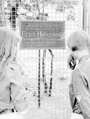 Gedenktafel für den Arbeiterführer Erich Habersaath in der Chausseestraße am Stadion der Weltjugend in Berlin-Mitte