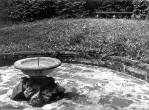 Brunnenbecken mit Springbrunnenschale : Brunnenbecken mit Springbrunnenschale in einem Park (vermutlich in der Umgebung von Dresden)
