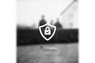 Meisenweg: Panzerfaust im Vorgarten: hinter Hecke drei Jungen: rechts Wohnhaus: 26. November 1966