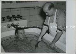 Fußballspieler von Schalke 04 erhält eine Unterwassermassage
