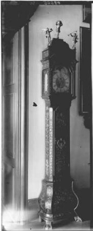 Baden-Baden Neues Schloss Inventar - Englische Standuhr vermutlich mit Schwarzwälder Uhrwerk, Gehäuse holländische Intarsien, (17. Jahrhundert)