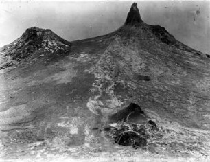 Im Krater des Vulkans Ol Doinyo Lengai 1910 : Die drei Ausbruchskegel im Krater des Vulkans Ol Doinyo Lengai. Die Fotografie verweist auf eine sechs Jahre ältere Aufnahme von Carl Uhlig, die von einem ähnlichen Standpunkt aufgenommen wurde. Vgl. df_a_0032136.