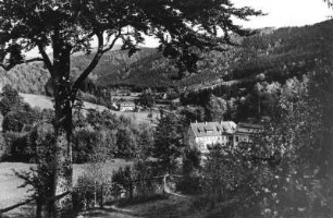 Schlottwitz-Oberschlottwitz. Gasthof Oberschlottwitz (Gasthaus "Zur Ruhe", Klein-Tirol"). Haupt- und Nebengebäude. Rückansicht vom Weg nach Cunnersdorf talab
