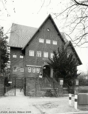 Haus Auhagen mit straßenseitiger Einfriedung; Berlin, Steglitz-Zehlendorf