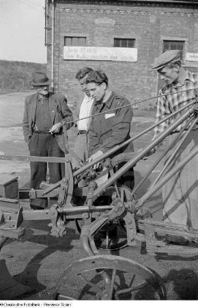Einweisung in die Technik einer landwirtschaftlichen Maschine