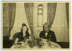 Schauspieler-Ehepaar Douglas Fairbanks sen. und Sylvia Ashley lustigen Hüten beim Dinner an Bord des Hochseepassagierdampfers "Bremen"