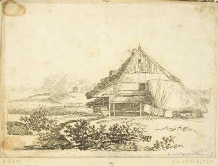 Strohgedecktes Haus in flacher Landschaft in Wellerswalde nördlich von Oschatz, im Hintergrund eine Windmühle