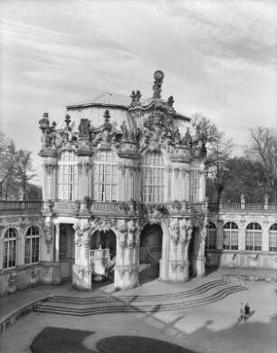 Dresden-Altstadt. Zwinger (1709-1728, M. D. Pöppelmann, B. Permoser). Wallpavillon. Hofansicht