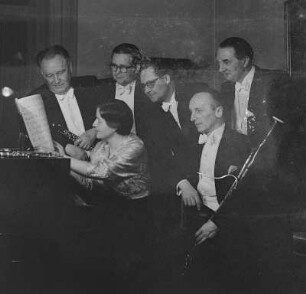 Gruppenaufnahme vom Bläserquintett und Pianistin Gudrun Brandner-Siegert der Staatskapelle (Prof. Rucker)
