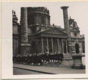 Wien, "Bund deutscher Mädel" vor der Karlskirche