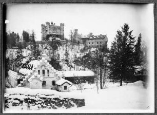 Am Schloss Hohenschwangau bei Füssen im Allgäu : Schwangau. Schloss Hohenschwangau (Umbau 1833–1837). Teilansicht von Süden über das Gasthaus "Schlossbräustüberl"