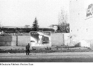 Blick auf eine Straße mit Zigarrettenwerbung