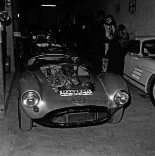 Automuseum: neben Herrenhaus Tremsbüttel: Innenansicht: Maserati, Baujahr 1955: Besucher